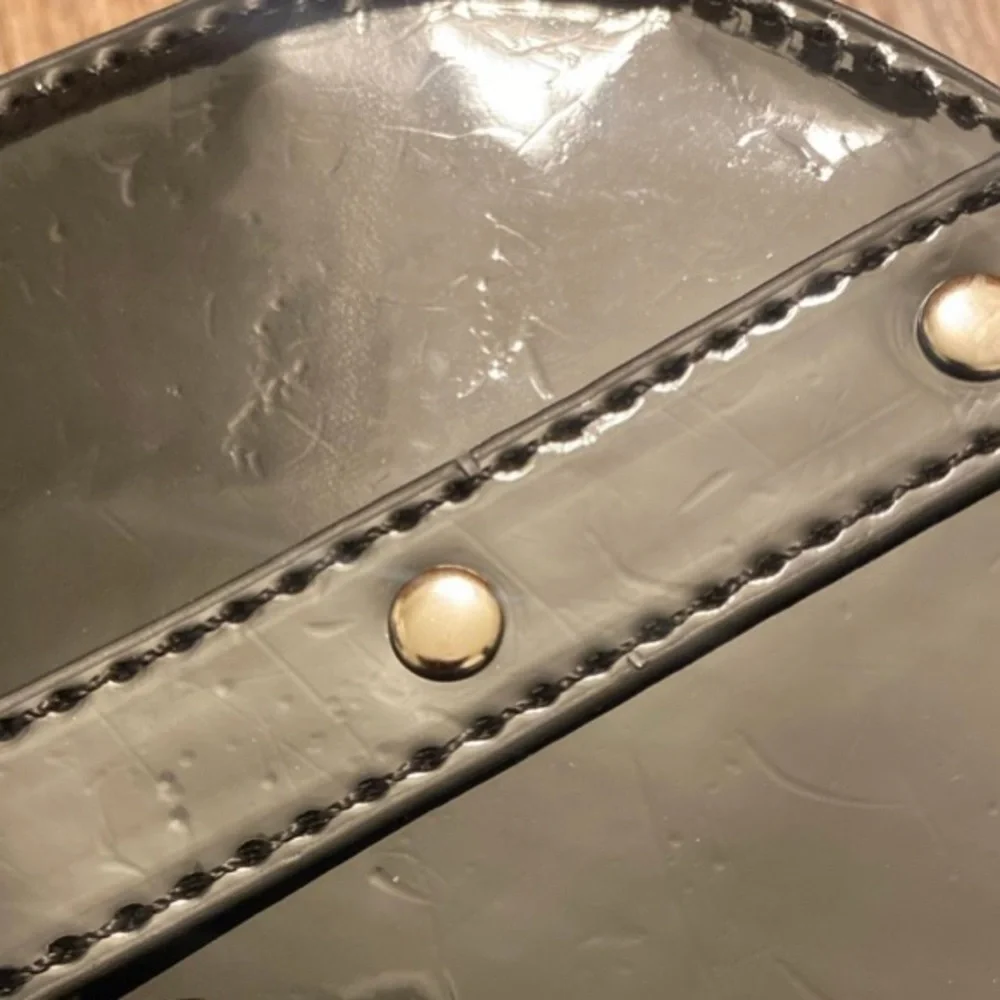 Black vinyl patent shiny heart bondage purse backpack Chain straps - Picture 2 of 6